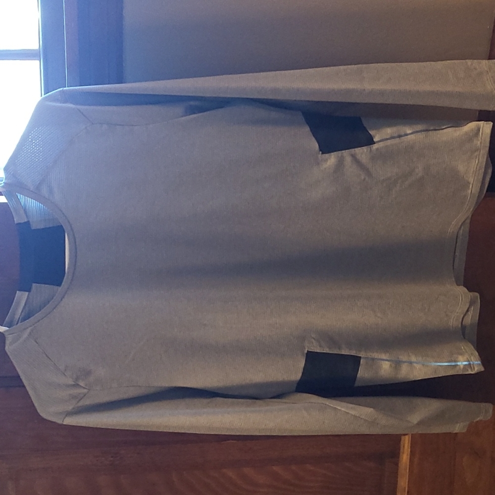 Lululemon Men's metal vent tech